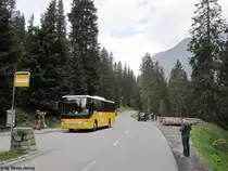 Postauto/PU Mark GR 163 714 (Setra S412UL) am 6.8.2012 in Avers, Abzw. Valle di Lei. Weil ein kreuzen zweier Postautos im Averstal nur an wenigen Orten m�glich ist, m�ssen gewisse Kurse unterwegs auf den Gegenkurs warten, so wie hier.