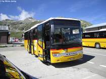 Postauto/PU AVG Nr. 65 (Setra S412UL) am 8.8.2012 auf der Grimsel Passh�he. An diesem sch�nen Sommertag erforderte die prestige tr�chtige 4-P�sse-Fahrt ab Meiringen einen Beiwagen. Dazu kam der Setra Nr. 65 zum Einsatz, der 2008 als 500. Setra zu Postauto geliefert wurde.