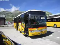 Postauto/PU AVG Nr. 65 (Setra S412UL) am 8.8.2012 auf der Grimsel Passh�he. An diesem sch�nen Sommertag erforderte die prestige tr�chtige 4-P�sse-Fahrt ab Meiringen einen Beiwagen. Dazu kam der Setra Nr. 65 zum Einsatz, der 2008 als 500. Setra zu Postauto geliefert wurde.