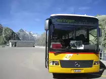 Postauto/PU Mattli UR 9105 (Mercedes Integro O550) am 8.8.2012 in Grimsel, Hospiz mit dem Finsterahorn und den Fiescherh�rner im Hintergrund.