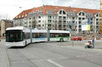 Die MVG testete vom 20.-24.4 den Doppelgelenk-Hybrit-Bus.
Hier beim wenden an der Schwansee-/Deisenhofener Stra�e als Pendelbus Giesing->MVG Museum.
Fahrzeugbauer: Carosserie Hess AG (Schweiz)
Antriebsart: Serieller Hybrid (Hersteller Vossloh Kiepe GmbH -D�sseldorf)
Motorleistung: 2x160 kW (435 PS)  L: 24,7 m  /B: 2,55 m  /H: 3 m
Gesamtgewicht: 39t        Wendekreis: 12m        Vmax: 80 km/h
Fahrgastkapazit�t rund 135 Personen
Weitere Informationen unter:
mvg-mobil.de/presse/presse_2008/pdf/19.03.2008_mvg-pressemeldung.pdf