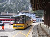 Postauto/PU Mattli UR 9105 (Mercedes Integro O550) am 8.8.2012 in Gschenen. Obwohl die 3-Psse-Fahrt offiziell erst ab Andermatt beginnt, kann man auch bereits in Gschenen zu steigen. Ich jedoch bevorzugte die MGB im Hintergrund, und startete die Postauto-Reise erst in Andermatt.