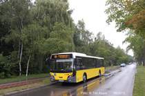 Der Wagen 8422 des Typs VDL Citea SLF 120.250 am 14.8.2012 im August 2012 auf der Linie 322 am U-Bahnhof Rathaus Reinickendorf.