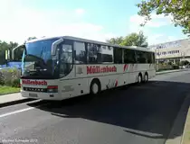 Dieses Bild zeigt einen 15 Meter langen Setra. Der Bus geh�rt der Firma M�llenbach aus Merzig im Saarland. Aufgenommen habe ich das Foto am Freitag,14.09.2012 am Landestheater in Saarbr�cken.