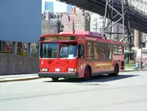 Roosevelt Island Operating Corp., New York. New Flyer D40LF (Nr.3) in New York, Roosevelt Island Tram Station. (Das Tram ist eigentlich eine Luftseilbahn)