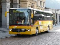 Postauto - Mercedes Integro GR 400 bei der Haltestelle vor dem Bahnhof von Bellinzona am 23.02.2008