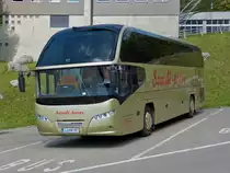 Auf der Schw�galp am S�ntis wartet dieser Neoplan Cityliner auf die R�ckkehr seiner Fahrg�ste, welche mit der Schwebebahn zum S�ntis hochgefahren sind.  14.09.2012 