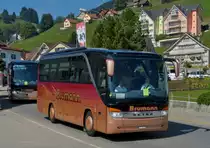 In Urn�sch an der Bahnschranke wartet dieser Setra S411 HD auf die Durchfahrt eines Zuges um danach seine Reise fort zu setzen.  14.09.2012