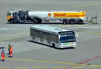 Cobus 3000 und Flugfeldtankwagen auf dem Vorfeld Flughafen K�ln-Bonn - 12.08.2012