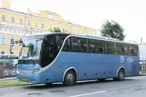 ZHONG TONGBUS Caesar, chinesischer Reisebus auf MAN-Basis, Front und Seite stark an Setra TopClass angelehnt, Heck an Neoplan Starliner, St. Petersburg 25.08.2012