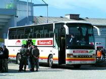 SETRA der Fa. Salzkraft hat soeben  eingefleischte  Salzburg-Fan´s vor dem FILL-Metallbaustadion anlsslich Bundesligaspiel RIED - SALZBURG abgeliefert; 080330