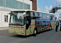 Am 15.09.2012 verlsst dieser MAN Reisebus die Autofhre in Friedrichshafen.