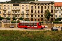 Ein historischer Bus auf der Uferstrae in Bad Schandau, aufgenommen am 30.08.2012 vom Personendampfer  Meissen  aus. Inwieweit es sich bei diesem Fahrzeug tatschlich um einen Oldtimer, oder doch eher um einen gut  auf alt gemachten  Neubau handelt, vermag ich leider nicht zu sagen. Auch im Net war darber leider nichts zu finden!