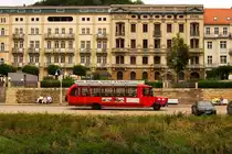 Ein historischer Bus auf der Uferstra�e in Bad Schandau, aufgenommen am 30.08.2012 vom Personendampfer  Meissen  aus. Inwieweit es sich bei diesem Fahrzeug tats�chlich um einen Oldtimer, oder doch eher um einen gut  auf alt gemachten  Neubau handelt, vermag ich leider nicht zu sagen. Auch im Net war dar�ber leider nichts zu finden!