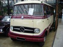 Mercedes Benz O319D in Normalausfhrung. Der O319, wurde als Standardbus in den Jahren 1961 - 1968 produziert. Als Luxusreisebus war der O319 bereits 1956 vorgestellt worden. Der 4-Zylinderdieselreihenmotor leistet 43 PS aus 1.897 cm Hubraum. Classic Remise Dsseldorf am 06.10.2012.