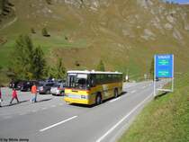 Postauto/PU Zegg GR 838 (Mercedes/FHS O303 10R UE) am 6.10.2012 in Samnaun Dorf, Post. Fr die engen Tunnels auf der Schweizer-Seite der Linie Martina - Samnaun, wurden 1991 zwei Mercedes O303 mit spezieller Karosserie gebaut. Nach einer Revision im Jahre 2011 ist einer der Wagen noch immer beinahe tglich im Einsatz.