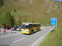 Postauto/PU Zegg GR 838 (Mercedes/FHS O303 10R UE) am 6.10.2012 in Samnaun Dorf, Post. F�r die engen Tunnels auf der Schweizer-Seite der Linie Martina - Samnaun, wurden 1991 zwei Mercedes O303 mit spezieller Karosserie gebaut. Nach einer Revision im Jahre 2011 ist einer der Wagen noch immer beinahe t�glich im Einsatz.