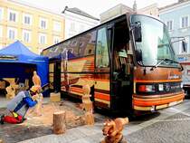 Mit einem K-Setra S211HD firstclass, tourt ein Figuren-, und Kettens�genk�nstler durch die Lande (hier am Kunsthandwerksmarkt in Ried i.I.), und l�sst sich bei der Anfertigung von Holz-Kunstst�cken �ber die Schultern schauen; 121013