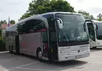 Ein MB-Travego, der Fa Schnaith aus T�bingen, auf dem Parkplatz der Gartenbauausstellung in Villingen-Schwenningen. Am 15.7.2010