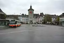 Die 405er pr�gten das Stadtbild von Solothurn �ber Jahre hinweg. Heute sind sie �usserst selten im Linieneinsatz. Im Besitz des BSU befinden sich noch 6 405er, davon 2 405N (sehr selten im Einsatz), 2 405 GN (selten im Einsatz) und ein 405 G (praktisch nie im Linieneinsatz). Im Bild steht der 405 N Nr. 63 vor dem Stadttor Solothurn, an der Haltestelle Solothurn, Amthausplatz, 04.11.2012.