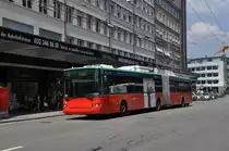 NAW Trolleybus mit der Betriebsnummer 81 auf der Linie 4 in der Arbergstrasse beim Bahnhof Biel. Die Aufnahme stammt vom 24.05.2012.