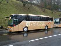 Setra 415 GT HD de la maison Vega Tours photographi� le 27.11.2012 � Berne (carrosserie tagu�e !)