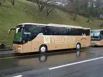 Setra 415 GT HD de la maison Vega Tours photographi� le 27.11.2012 � Berne (carrosserie tagu�e !)
