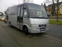 IVECO Midibus der Fa. Hagro Transbus, einer Tochter der Eberhardt Reisen, in Karlsruhe-Knieleingen im November 2012. Das Fahrzeug wird auf der wenig frequentierten Linie 74/75 in KA-Knielingen sowie im Gelegenheitsverkehr eingesetzt. Der Bereich hinter der zweiten Achse ist niederflurig ausgelegt und bietet Platz f�r einen Kinderwagen/Rollstuhl.