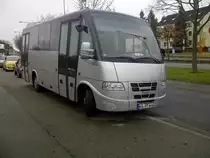 IVECO Midibus der Fa. Hagro Transbus, einer Tochter der Eberhardt Reisen, in Karlsruhe-Knieleingen im November 2012. Das Fahrzeug wird auf der wenig frequentierten Linie 74/75 in KA-Knielingen sowie im Gelegenheitsverkehr eingesetzt. Der Bereich hinter der zweiten Achse ist niederflurig ausgelegt und bietet Platz f�r einen Kinderwagen/Rollstuhl.