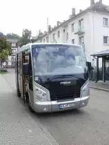 Otokar Centro C der Fa. Hagro Transbus, einer Tochter der Eberhardt Reisen, in Karlsruhe-Durlach im November 2012. Der Kleinbus wird auf der Linie 22 in eingesetzt, die Wohngebite in Gr�tzingen mit dem dortigen S-Bahnhof und der Tramhaltestelle Durlach Turmberg verbindet. Aufgrund einer niedrigen Eisenbahnunterf�hrung k�nnen nur kleine Fahrzeige eingesetzt werden. Der Centro l�ste 2011 einen Kleinbus auf MB Sprinter Basis ab.