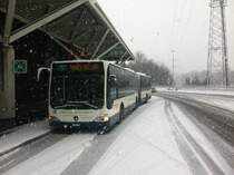 Schnee in Genf: Selten schneit es in Genf, desshalb reichen bereits wenige cm, um den �V ins Chaos zu st�rzen: TPG Citaro II Nr. 121 auf der momentan eingestellten Linie 5 in Gen�ve-A�roport, 07.12.2012. (Handyfoto)