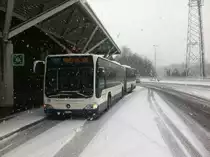 Schnee in Genf: Selten schneit es in Genf, desshalb reichen bereits wenige cm, um den �V ins Chaos zu st�rzen: TPG Citaro II Nr. 121 auf der momentan eingestellten Linie 5 in Gen�ve-A�roport, 07.12.2012. (Handyfoto)