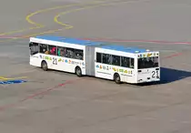 Voll besetzter Flughafenbus Nr. 21 auf dem K�ln-Bonner Flughafen - 28.10.2012