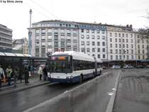tpg Nr. 764 (Hess Swisstrolley 3 BGT-N2C) am 8.12.2012 beim Gare Cornavin