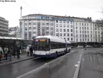 tpg Nr. 764 (Hess Swisstrolley 3 BGT-N2C) am 8.12.2012 beim Gare Cornavin