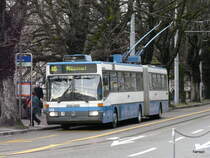 VBZ - Mercedes O 405 GTZ Trolleybus  Nr.142 unterwegs auf der Linie 46 in Z�rich am 23.12.2012