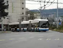 VBZ - Hess-Swisstrolley BGGT-N2C  Nr.75 unterwegs auf der Linie 32 in Z�rich am 23.12.2012