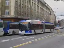 tl Nr. 866 (Hess Swisstroley 4 BGT-N2C) am 22.12.2012 in Lausanne, Bel-Air. Bei diesem Fahrzeug handelt es sich um den neuen Swisstrolley 4. Designm�ssig ist er in Lausanne nur an dem minim h�herern Blau-Anteil auf der Front zu erkennen. Aber der Swisstrolley 4 soll auch in einem Tram-�hnlichen Design erh�ltlich sein.