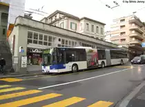 tl Nr. 608 (Neoplan Centroliner Evolution N4522) am 15.12.2012 in Lausanne, Rue-Neuve. Infolge eines Verkehrskollapses fuhr die Linie 22 nicht zum Flon, sondern zum Riponne-M.B�jard, hier zu wurde auch durch die steile Rue du Valentin gefahren.