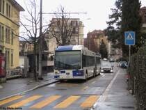 tl Nr. 553 (Van Hool AG300) am 15.12.2012 in Lausanne, Druey-Coll�ge. Seit dem Fahrplanwechsel fahren nicht mehr viele Autobusse auf der Linie 1. Mit dem Einsatz der neuen Swisstrolley 4 im Laufe des Jahres 2013 soll die Linie 1 wieder vollst�ndig elektrisch gefahren werden.