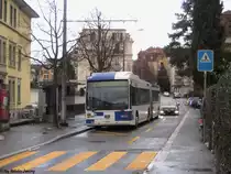 tl Nr. 553 (Van Hool AG300) am 15.12.2012 in Lausanne, Druey-Coll�ge. Seit dem Fahrplanwechsel fahren nicht mehr viele Autobusse auf der Linie 1. Mit dem Einsatz der neuen Swisstrolley 4 im Laufe des Jahres 2013 soll die Linie 1 wieder vollst�ndig elektrisch gefahren werden.