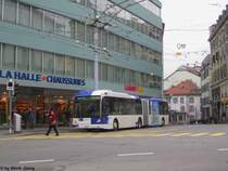 tl Nr. 569 (Van Hool AG300) am 22.12.2012 in Lausanne, Rue-Neuve.