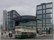 Gleich zwei Doppelstockbusse zum Sightseeing stehen am 25.12.2012 am Hauptbahnhof in Berlin bereit.