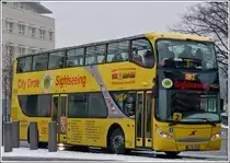 Bei leichtem Schneefall fuhr mir dieser Volvo Unvi Doppelstockbus w�hrend seiner Stadtrundfahrt durch die Strassen von Berlin vor die Linse.  23.12.2012