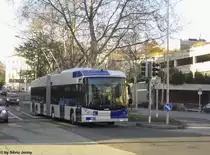 tl Nr. 867 (Hess Swisstrolley 4 BGT-N2C) am 29.12.2012 in Lausanne, Bergi�res. Ein weiteres Merkmal des Swisstrolley 4 ist die Gestaltung des T�rbereichs bei der T�r 1. Hess bietet den St4 nur noch mit einer T�rbreite an. Da sich Lausanne aber f�r eine einfl�gelige erste T�r entschied, ist dahinter eine schmale Glasscheibe verbaut.