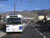 tl Nr. 785+922 (NAW/Lauber + Hess/Lanz&Marti) am 29.12.2012 in Lutry, Corniche, w�hrend im Hintergrund der RABe 511 101 als Regio Express nach Vevey unterwegs ist.