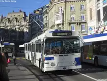 Mitten durch moderne Swisstrolleys bahnt sich am 29.12.2012 der FBW 740 mit dem Rochat-Anh�nger 965 seinen Weg �ber den Place de Bel-Air.