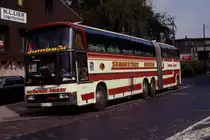 Selten zu beobachten war der Neoplan Cityliner Highliner Gelenkbus
hier im Reisedienst Einsatz der Firma Adämmer, Sennestadt, gesehen und
fotografiert am 17.9.1989 in Bremen. 