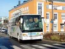 SETRA von Austrobus bef�rdert eine Gruppe Kreuzfahrt-Ausfl�ger durchs  Donautal ; 121231