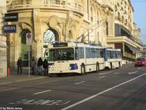 tl Nr. 732+905 (FBW/Hess + Hess/Lanz&Marti) am 8.1.2013 kurz vor der Haltestelle St-Franois.